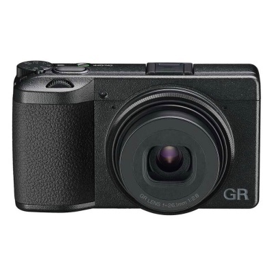 Câmara fotográfica digital compacta preta com lente central e logótipo GR no canto inferior direito.