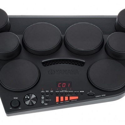 Bateria eletrónica Yamaha DTX502 com pads pretos e ecrã digital vermelho