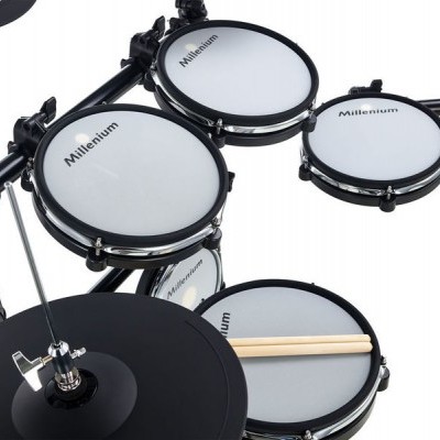 Bateria eletrónica Millenium com peles brancas e aro preto, prato negro e baquetas de madeira