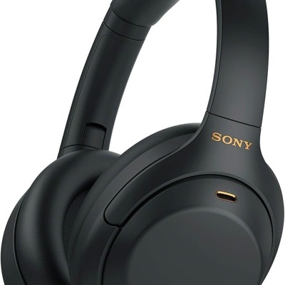 Auriculares sem fios Sony WH-1000XM4 pretos sobre a orelha
