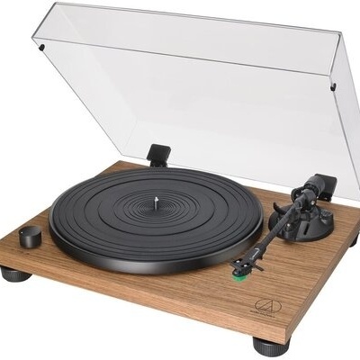 Gira-discos em madeira com tampa transparente levantada