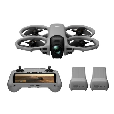 Drone cinzento com câmara frontal, telecomando com ecrã e duas baterias cinzentas