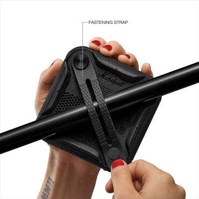 Bolsa triangular preta com correia de fixação e padrão em relevo segurando tubo preto