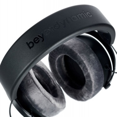 Auscultadores Beyerdynamic pretos com almofadas cinza em tecido