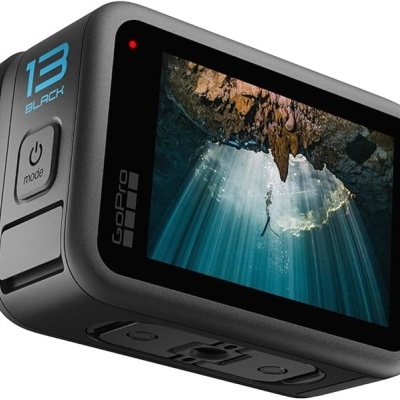 Câmara GoPro HERO 13 BLACK preta com ecrã frontal a mostrar imagem subaquática