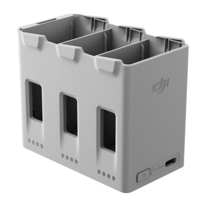 Carregador DJI cinzento com três compartimentos e porta USB-C