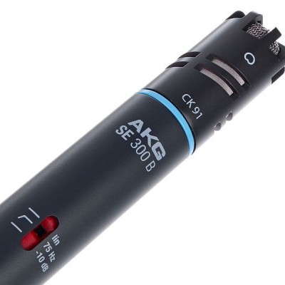 Microfone AKG SE300B modelo CK91 preto com detalhes azuis e vermelhos