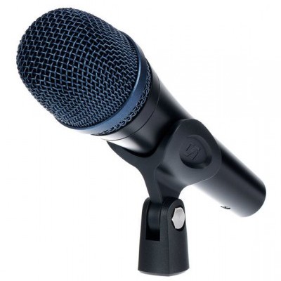 Microfone preto com malha metálica azul escura e suporte preto