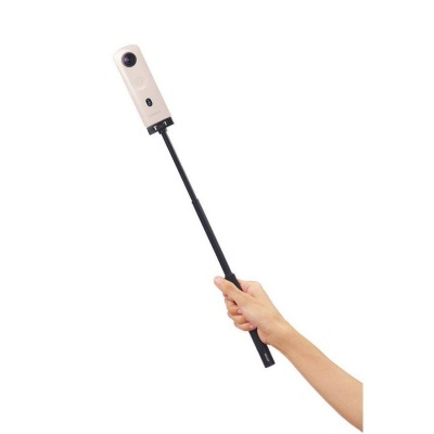 Câmara portátil bege numa haste telescópica preta segurada à mão