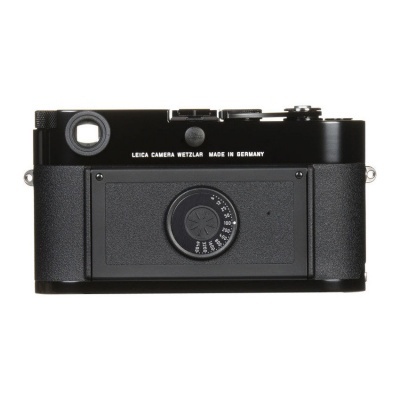 Câmara fotográfica Leica preta com inscrições em branco