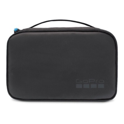 Bolsa preta retangular com pega e fecho de correr, com o texto GoPro no canto inferior direito