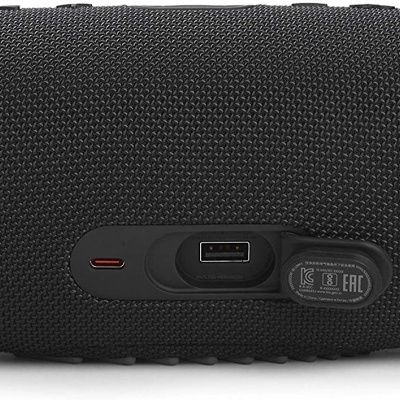 Coluna portátil preta com porta USB e textura de malha