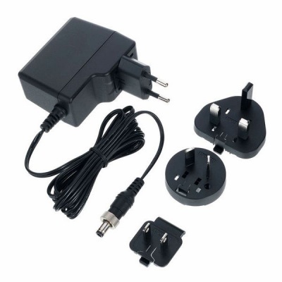 Carregador preto com três adaptadores de tomada diferentes