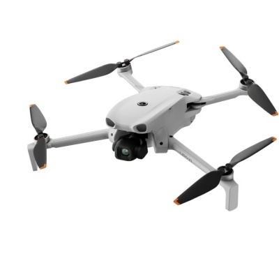 Drone branco com quatro hélices e câmera frontal