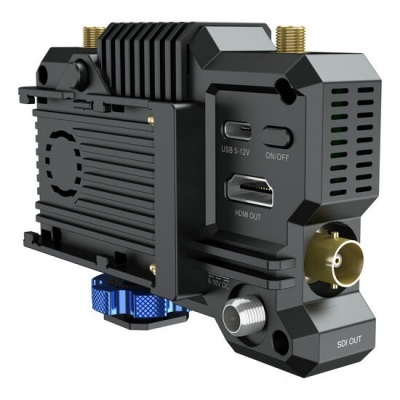 Dispositivo eletrônico preto com várias conexões e interruptor