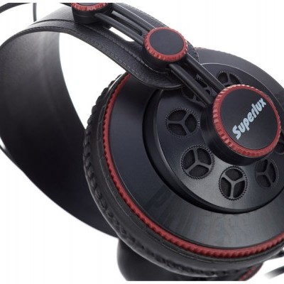 auscultadores circum-aurais pretos com detalhes vermelhos e texto Superlux