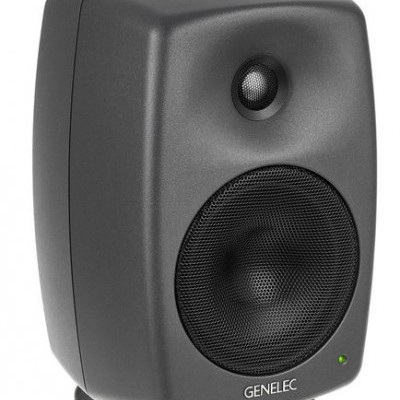 Coluna de som preta da GENELEC com altifalante grande, altifalante pequeno e luz verde