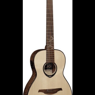 Guitarra acústica com tampo claro e madeira escura nas laterais e fundo