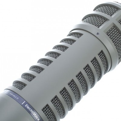 Microfone cinzento com grelha metálica e etiqueta com a marca ElectroVoice