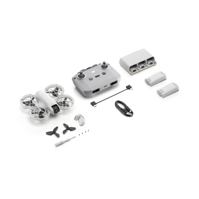 Conjunto drone branco com comando cinzento, baterias e acessórios