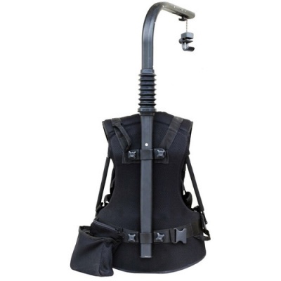 Cinto de suporte para câmera preto com correias ajustáveis e suporte metálico.