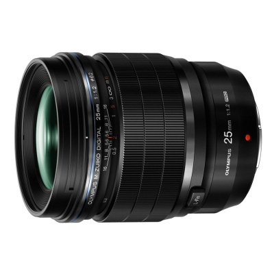 Objetiva fotográfica Olympus 25mm 1:1.2 preta em fundo branco