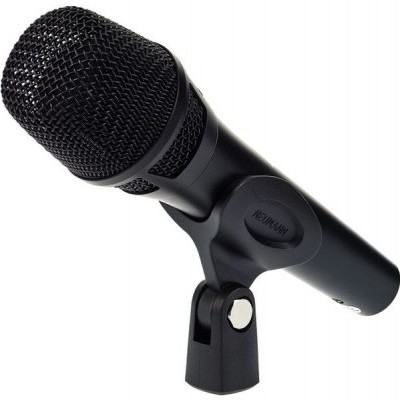 Microfone dinâmico preto montado em suporte ajustável