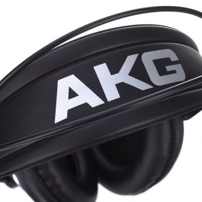 Auscultadores pretos com a inscrição AKG na faixa de cabeça