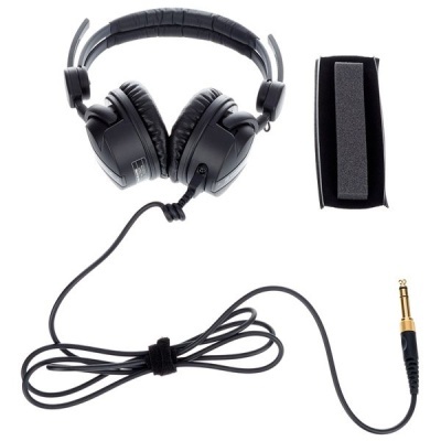 Auscultadores pretos com cabo e ficha dourada ao lado de caixa preta com espuma