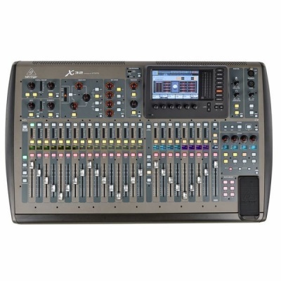 Mesa de mistura de áudio digital Behringer X32 cinza com écran e botões