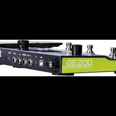 Pedal de efeitos musicais preto e verde MOOER GE200 com botões e entradas de áudio