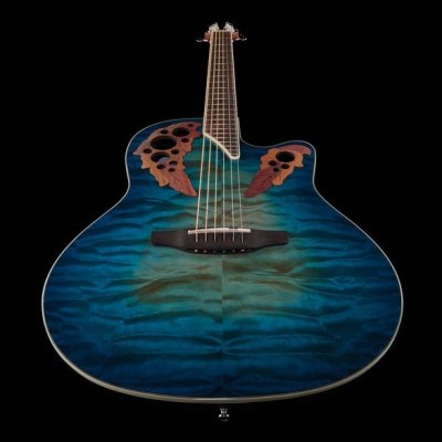 Guitarra acústica azul com padrão ondulado e aberturas decorativas em forma de asas