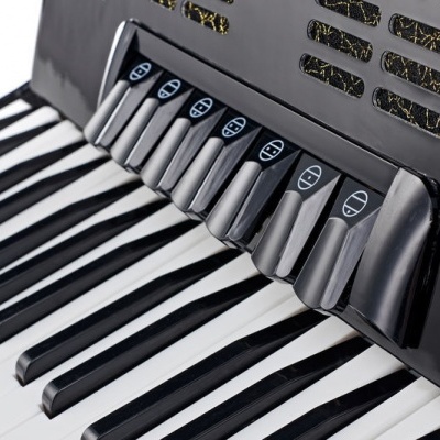 Teclado de acordeão preto e branco com botões numerados