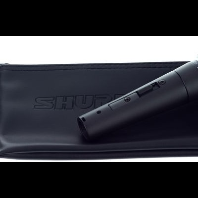 Microfone preto com estojo e suporte