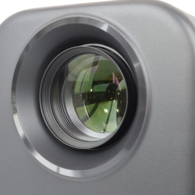 Close-up de lente de projetor cinza com fundo branco