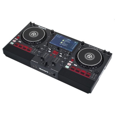 Controlador de DJ Numark preto com ecrã central colorido e jog wheels