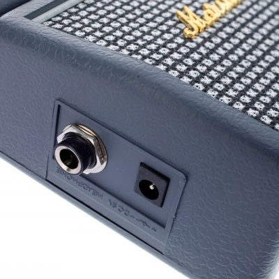 Amplificador de áudio azul escuro com conector jack e entrada de energia