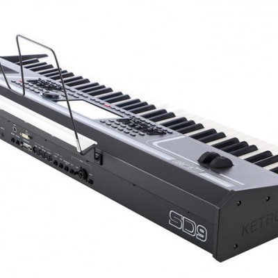 Teclado musical Ketron preto com suporte metálico para partituras