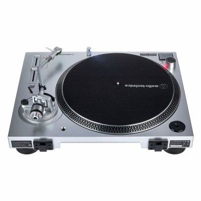 Gira-discos prateado Audio-Technica com superfície preta e braço de leitura