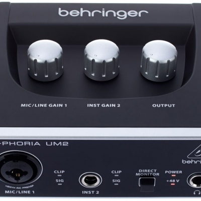 Interface de áudio Behringer U-PHORIA UMC22 preta com botões de volume e várias entradas