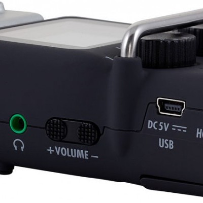 Detalhe de dispositivo eletrónico com portas USB, jack de áudio e controle de volume