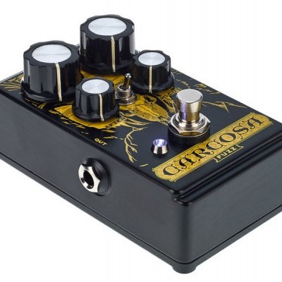 Pedal de guitarra Carcosa Fuzz preto com botões pretos e detalhes amarelos