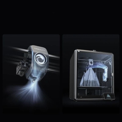 Impressora 3D preta com extrusor cinza e luz azul, em fundo preto.