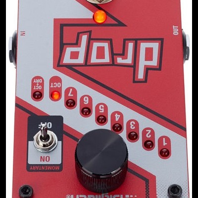 Pedal de efeito Digitech Drop vermelho e cinza com botão preto, LEDs numerados e interruptor ON/OFF