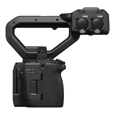 Câmara de vídeo profissional preta com punho superior e botões de controlo