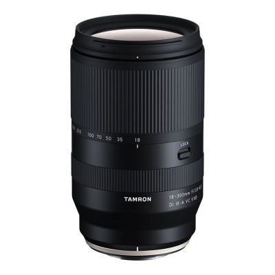 Lente de câmara preta Tamron com marcações numéricas e botão de bloqueio
