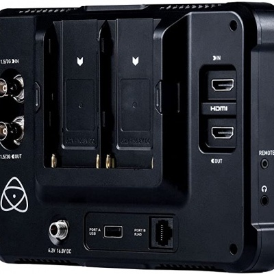 Dispositivo eletrónico preto com portas HDMI, USB e baterias visíveis