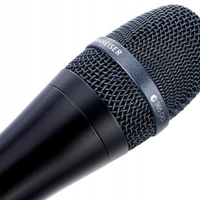 Microfone de mão preto com grelha metálica preta e texto SENNHEISER