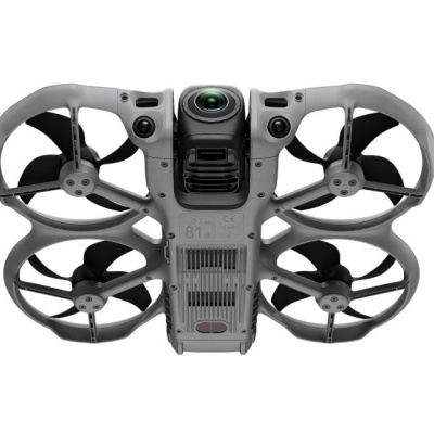 Drone cinzento com quatro hélices e câmaras visíveis em fundo branco