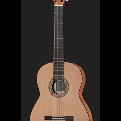 Guitarra clássica de madeira clara com roseta decorativa e tarraxas metálicas